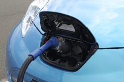 Nissan LEAF beim Auftanken an einer Schnellladestation Nissan LEAF beim Auftanken an einer Schnellladestation