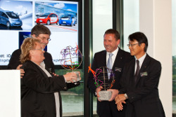 Aktionskünstler H. A. Schult übereicht die Ökoglobe-Trophäe an Mitsubishi Motors R&D Europe Präsident Toru Hashimoto. Aktionskünstler H. A. Schult übereicht die Ökoglobe-Trophäe an Mitsubishi Motors R&D Europe Präsident Toru Hashimoto.